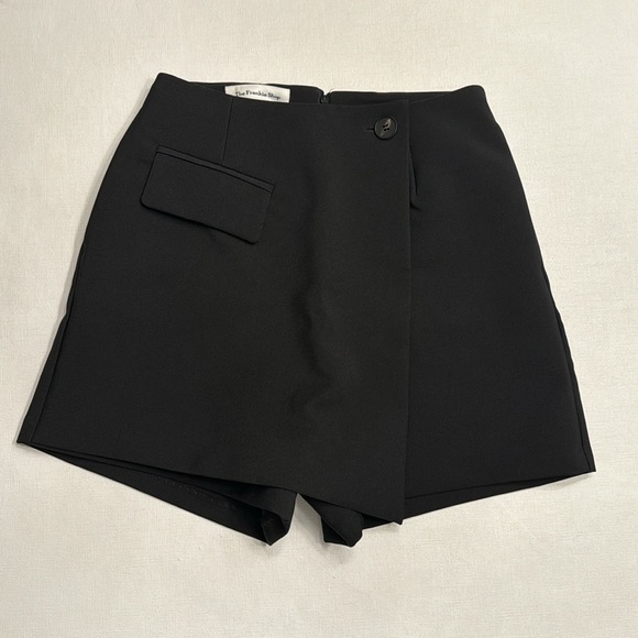 THE FRANKIE SHOP PAIGE WRAP SKORT - BLACK - Picture 2 of 5